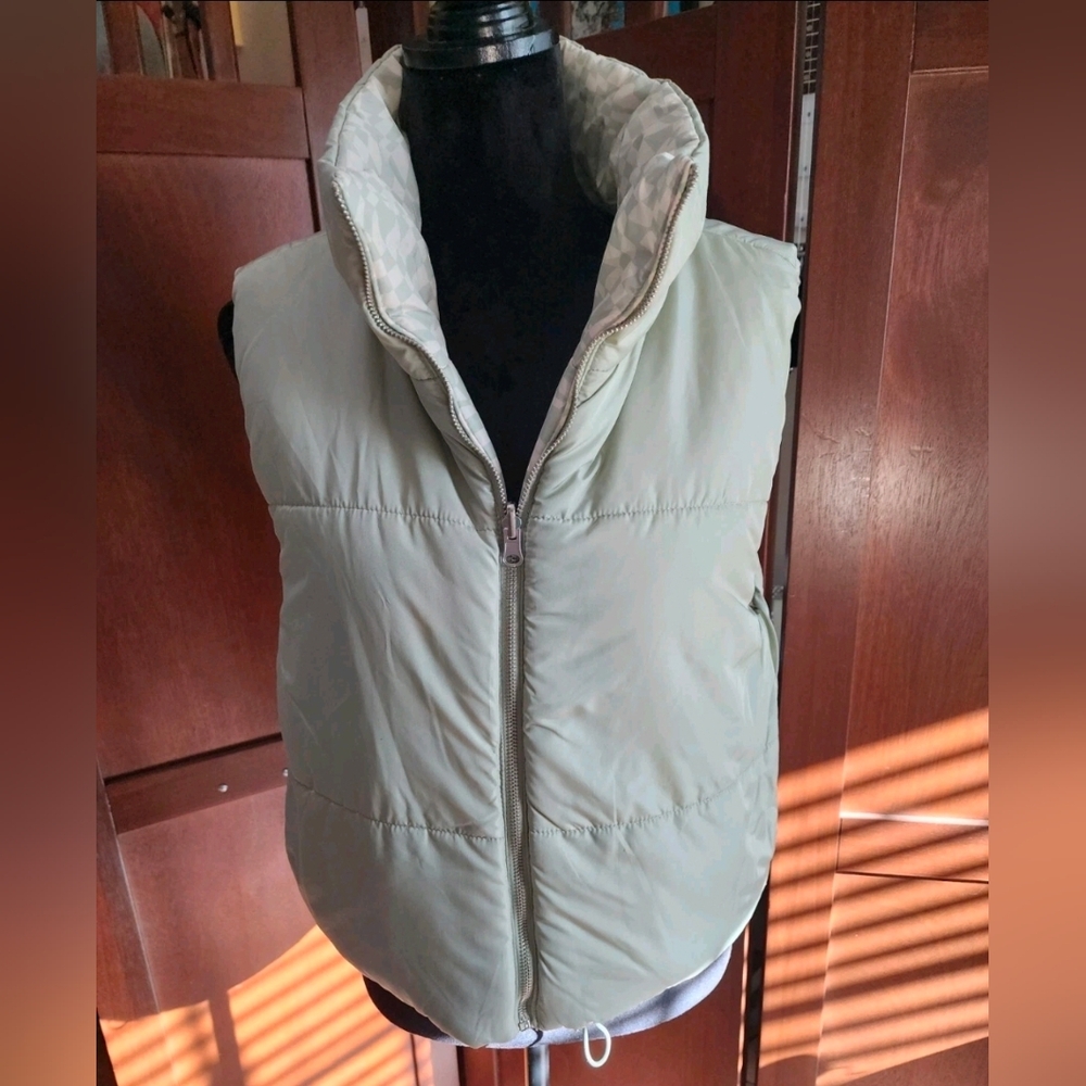 NWT Vine & Valley Reversoble Solid + Checkered Puffer Vest Size M